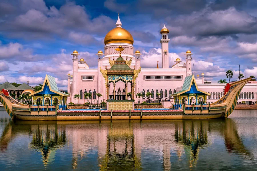 6 Enchanting Mosques In Southeast Asia That's Completely Surrounded By Water