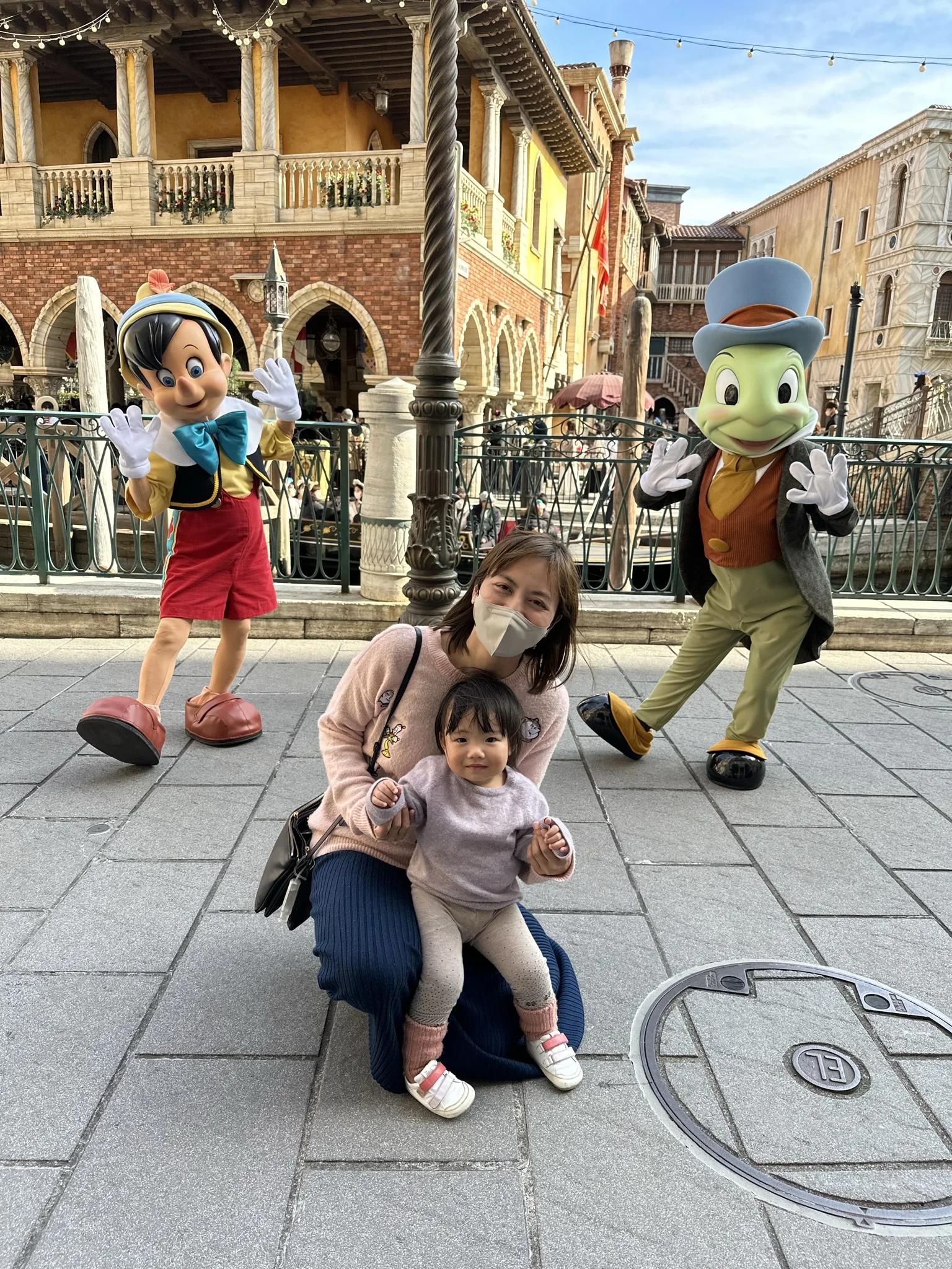 mother and child in tokyo disneysea
