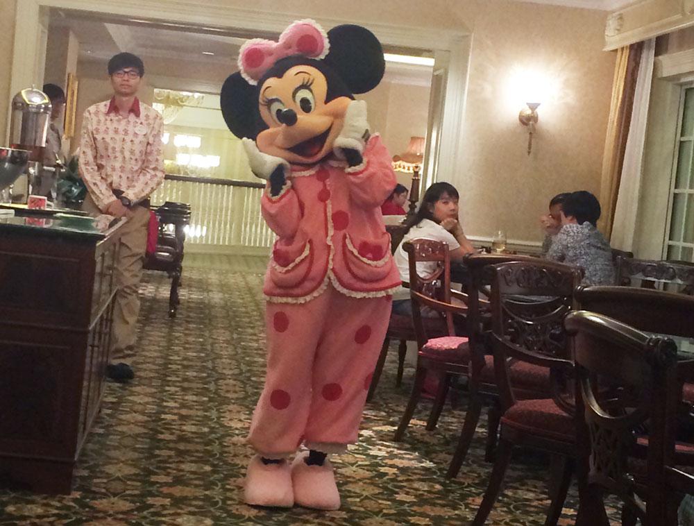 Hong-Kong-Disneyland-Minnie-Mouse-HHWT