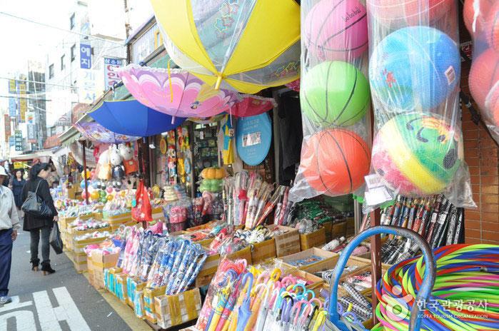 Dongdaemun-Toys-and-Stationery-Street-1