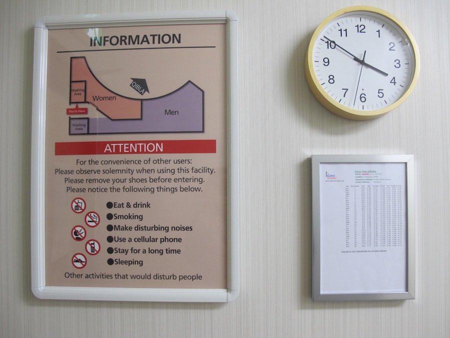 Covering a spacious area of about 51m2, the facility is separated by gender and an ablution area is provided. Here, you can also see the do's and don'ts of using the room. 