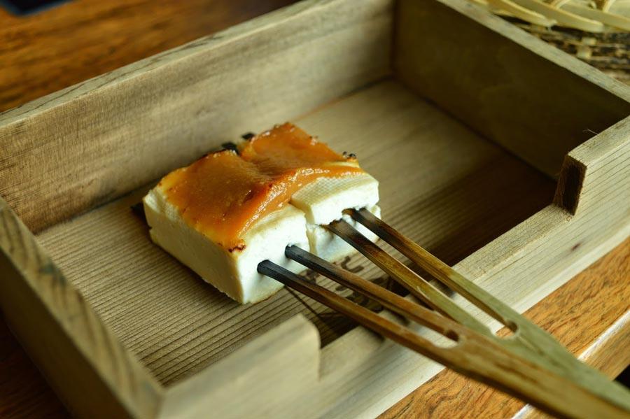 Grilled yudofu with miso paste