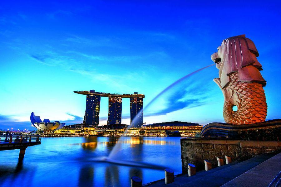 Merlion and the modern landscape of Singapore