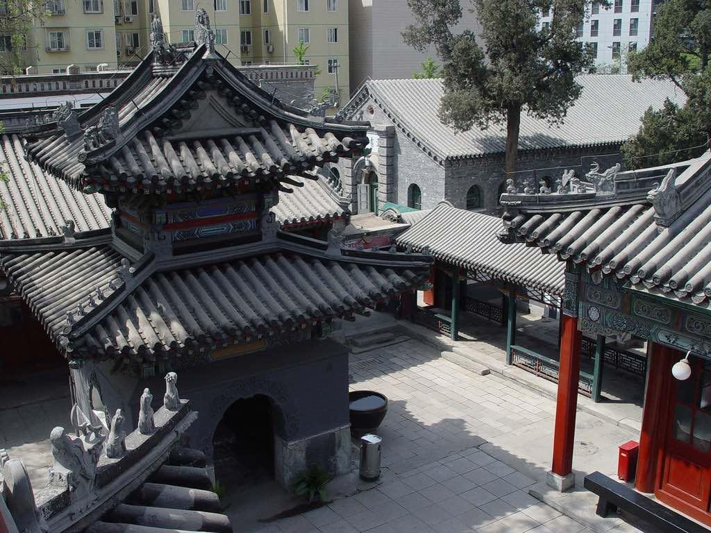 The mosque courtyard almost looks like a kungfu training centre! ?