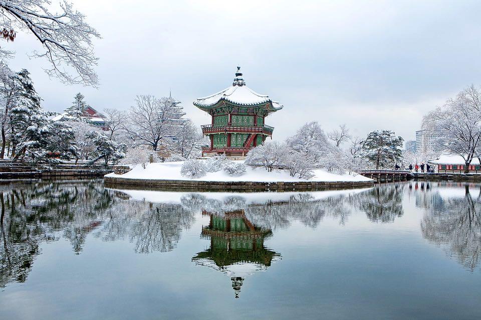 Gyeongbok Palace in the powdery snow