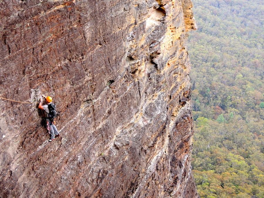 10-go-abseiling-on-the-weathered-walls-of-blue-mountains-min