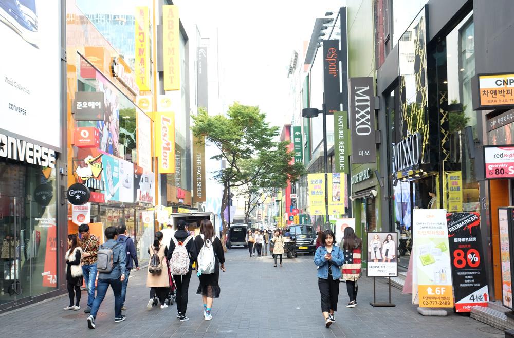 myeongdong-shopping-in-the-day