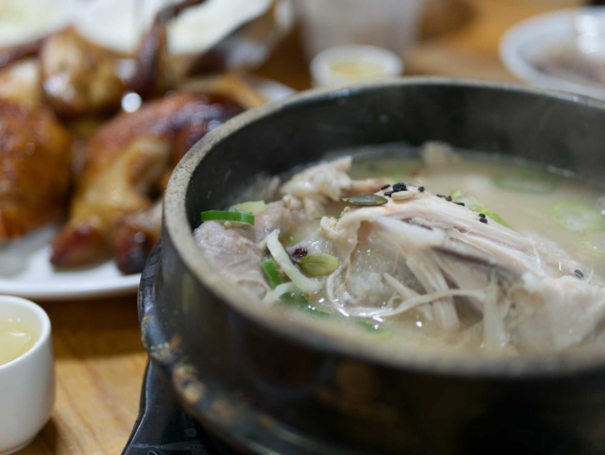 makanan khas korea samgyetang chicken ginseng soup